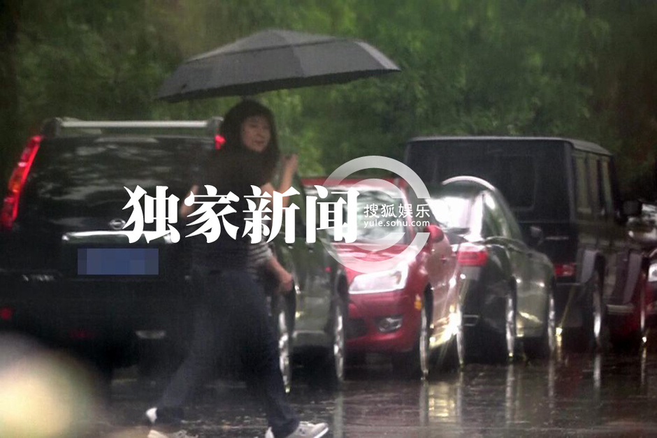 日前,搜狐娱乐在北京某餐厅附近遇到了李亚鹏。当天,李亚鹏带着母亲、女儿和一位女性友人在自己经营的餐厅聚餐。用餐完毕天空骤降暴雨,工作人员为李亚鹏撑着伞,李亚鹏则全程将李嫣抱着,对女儿关爱备至。李亚鹏的母亲也由工作人员撑着雨伞送至豪车旁<b