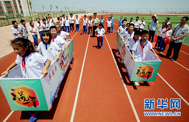 山东东营:旱地赛龙舟 欢乐品民俗(图)