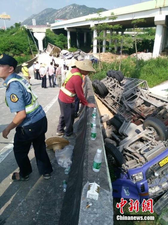 6月19日,粤赣高速广州往河源方向城南出口匝道突然断裂坍塌,在匝道