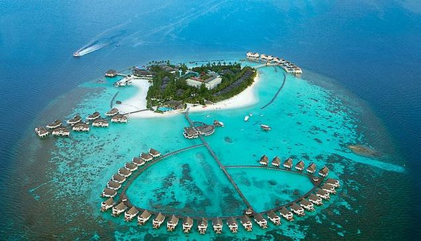 中央格兰德岛位于马尔代夫亚里南环礁,距马累约70公里,乘坐25分钟的