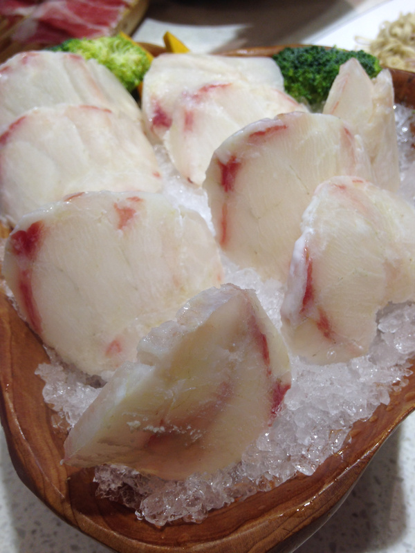 【龙胆石斑鱼】摆盘挺讲究的,将鱼肉切片并竖立在冰块之上,保持新鲜的