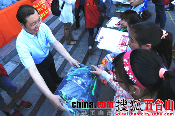 中国工行五台山支行为贫困学生捐赠学习用品-