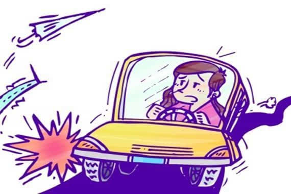 苏州:女司机开车失控 不踩刹车反捂眼睛
