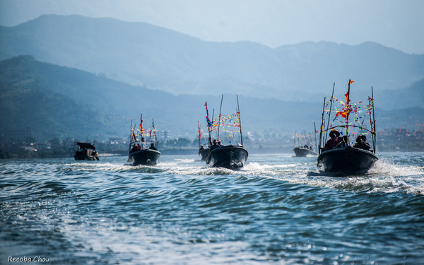 6月17日上午9时许,范和村民组织的迎接妈祖船队,乘风破浪向巽寮方向