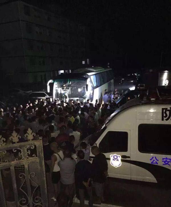 大众拦挡大巴车。微博图