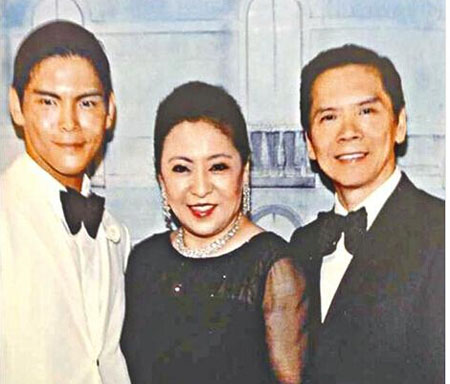 向佐承认欠债语音曝光 向太表示不回应向华强一家合照