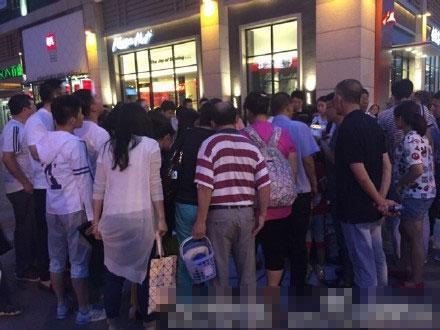 事发现场多人围观
