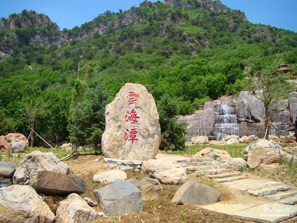 辽宁喀左龙凤山夏日的风景