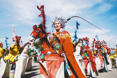 6月21日,来自北京延庆县永宁镇南关村的村民正在表演市级非遗项目