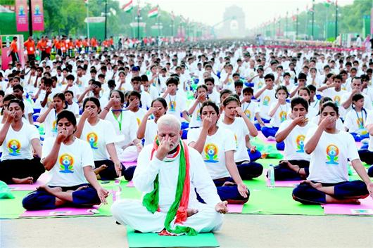 图文:4万印度人同时练瑜伽创世界纪录-中国学