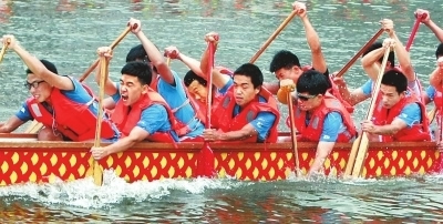 龙舟大赛参赛队员正在奋力划桨,冲刺向前.⑤3本报记者王铮摄