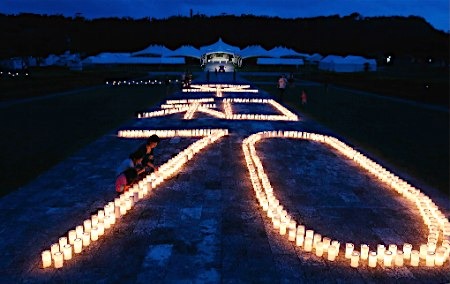 图为当地时间22日晚，冲绳民众自发举行纪念仪式的现场。