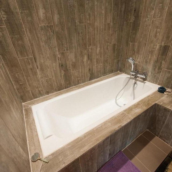 用水泥砖砌成的浴缸,满足了个人使用的需求,更增添了摩登感.