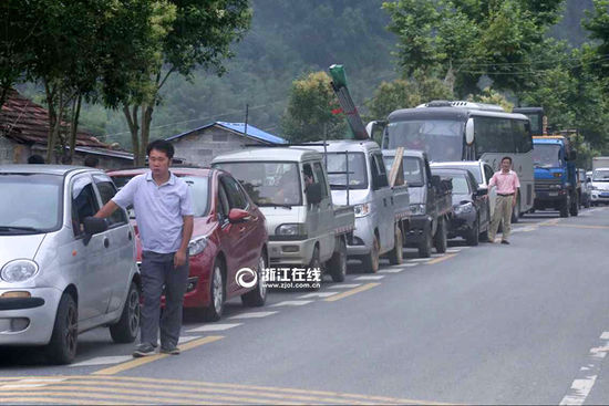今早8点,昌化到联盟村的路拥