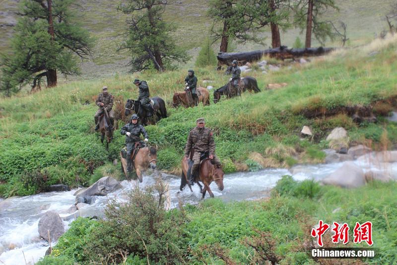 中蒙边防军人联合巡逻边境(1/3(组图)近日,武警新疆边防总队青河县