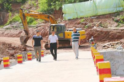 陈志超(中)徒步在肖家口平板大桥上