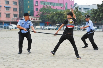 反恐防暴演练(图),小学反恐防暴演练图片,车站