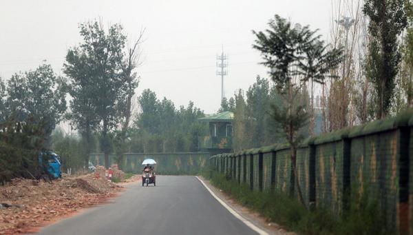 "阅兵村"周围的绿色围墙.沈湜 摄