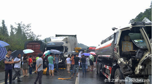 沪蓉高速雨天连环车祸 雨季行车多注意