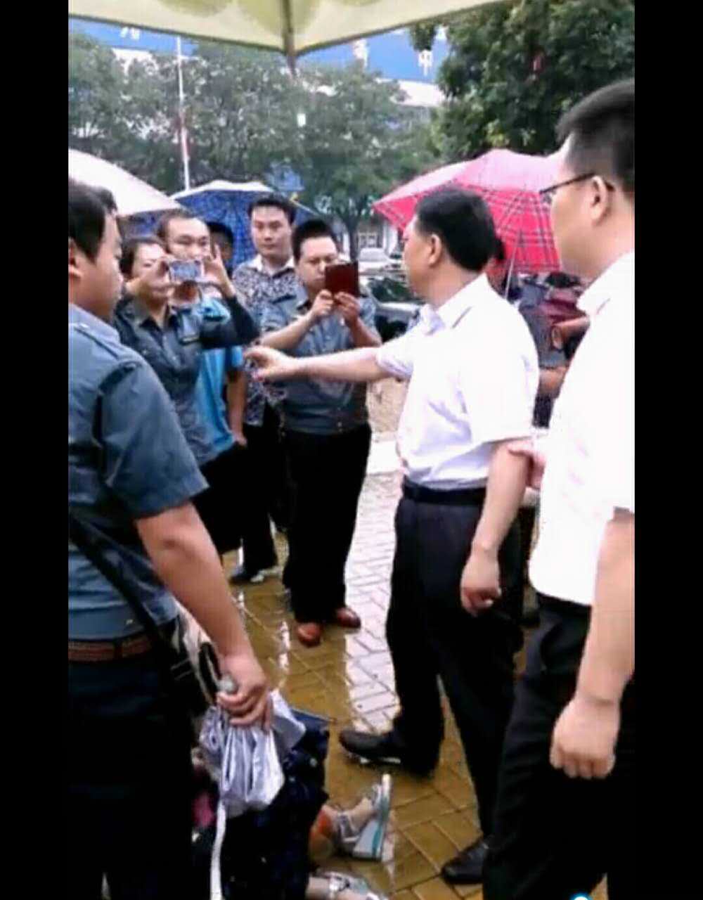 网曝河南鹤壁交通局长推倒女职工 当地纪委介入调查