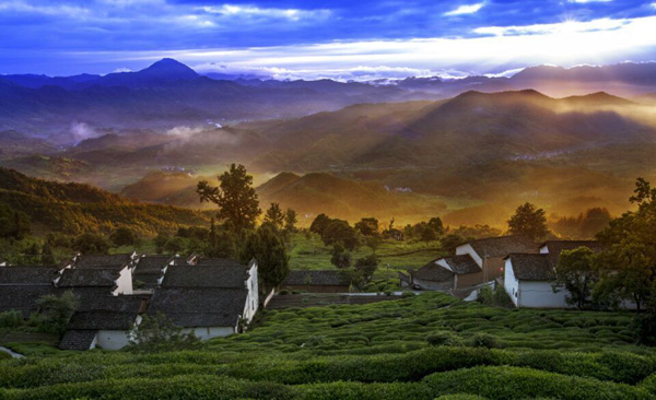 休宁县金龙山出现云海美景