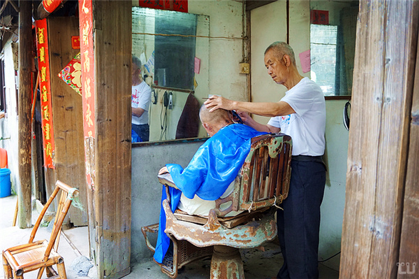 人口稠密去_曾经人口稠密的山村如今已经败落 大门紧锁草高三尺十分凄凉