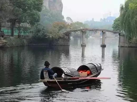 乌篷船是江南水乡的独特交通工具. 因篾篷漆成黑色而得名.