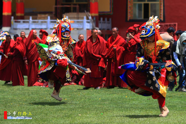 幻灭、重生--禅古寺前的藏传佛教金刚舞