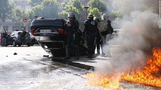 巴黎出租司机堵路抗议Uber 烧轮胎与警察对峙