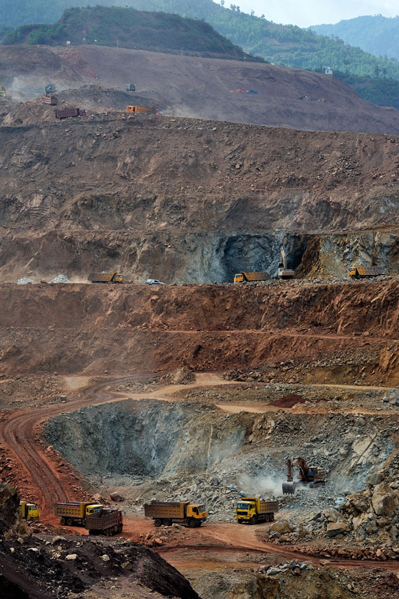 凤凰山铅锌矿山中的采矿车一周七天不停工作.摄影:绿色和平/林克