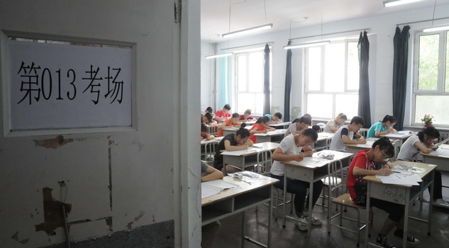 学生进入考场.