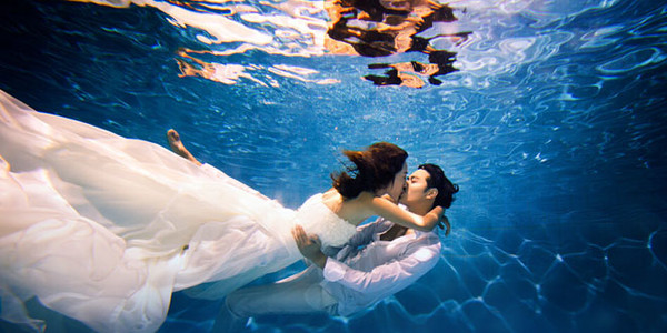 水中的婚纱照_水中倒影图片