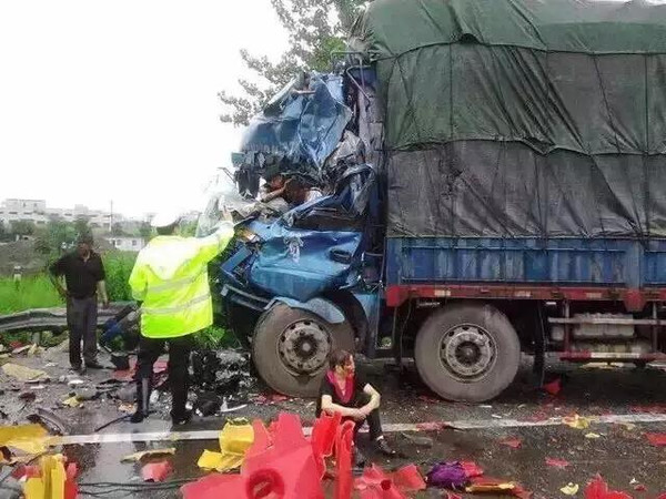 马鞍山旅游大巴高速发生惨烈车祸现场伤亡