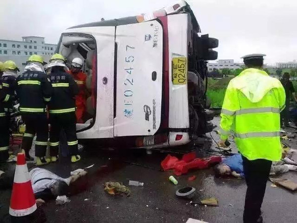 马鞍山旅游大巴高速发生惨烈车祸现场伤亡