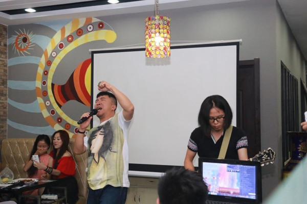 摇滚歌手许军现场激情演唱