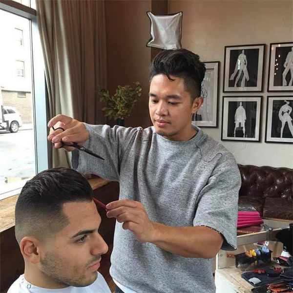 高级发廊的发型师自愿到街头为流浪汉理发,剪