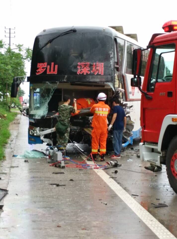 信阳突发车祸 一长途客车撞上翻斗车