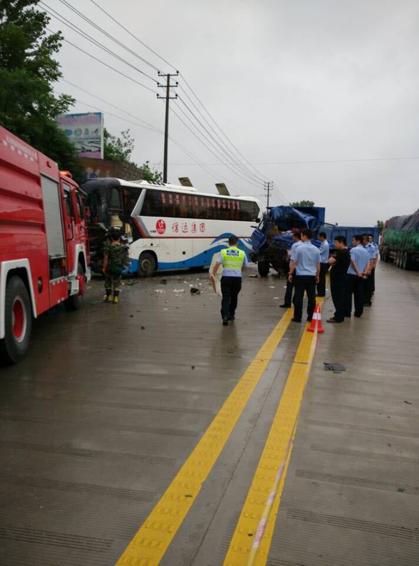 信阳突发车祸 一长途客车撞上翻斗车