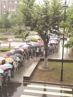 24日,这组拍摄于南京师范大学附属中学宿迁分校校园内的温馨照片,感动