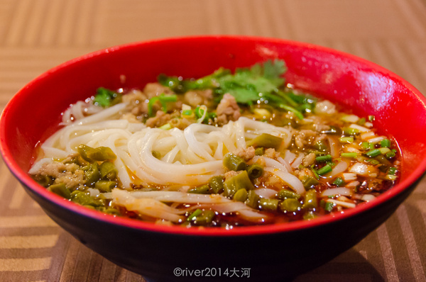 贵州距离湖南不远,饮食习惯上也喜欢吃米粉,还喜欢吃酸豆角,酸酸辣辣