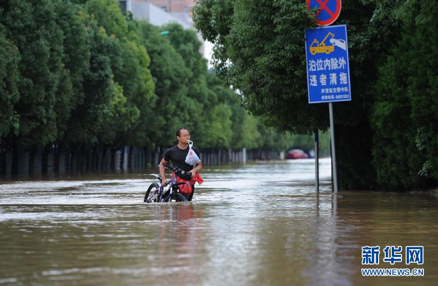 南京遭受持续暴雨袭击 部分城区被淹(图)