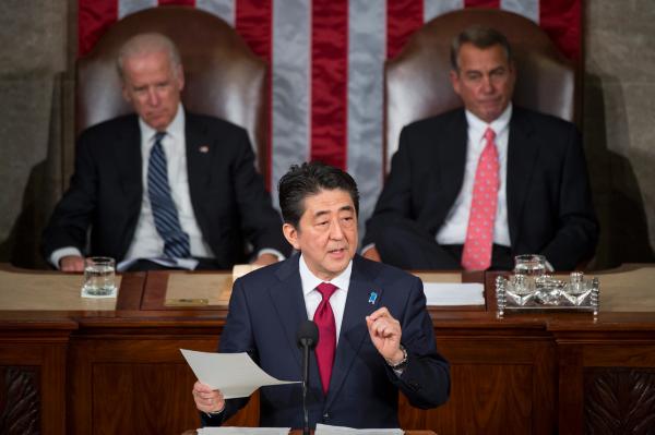 資料圖：4月29日，日本首相安倍晉三（中）在美國首都華盛頓美國國會發表演講。