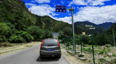 从318国道的然乌有双向柏油路直通察隅县城.