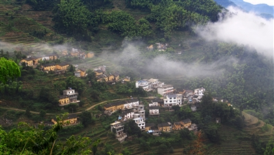 歙县长陔岭之夏云雾缭绕青山碧野