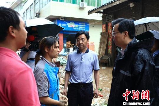 遭到暴雨袭击后街道一片狼藉 肖洪波 摄