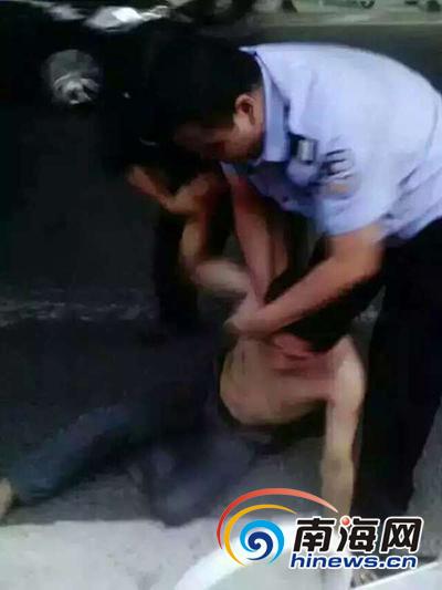 男子街头抱走2岁女童被发现 遭上千民众围堵(图)