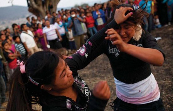 墨西哥小镇求雨仪式:女性互殴 流血浇灌土地