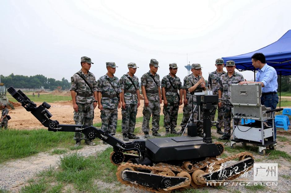 5月中旬,广州军区某兵种训练基地的野外训练场内,技术人员正在向官兵