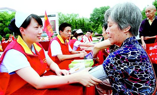 图文:千名党员志愿者服务群众-搜狐滚动