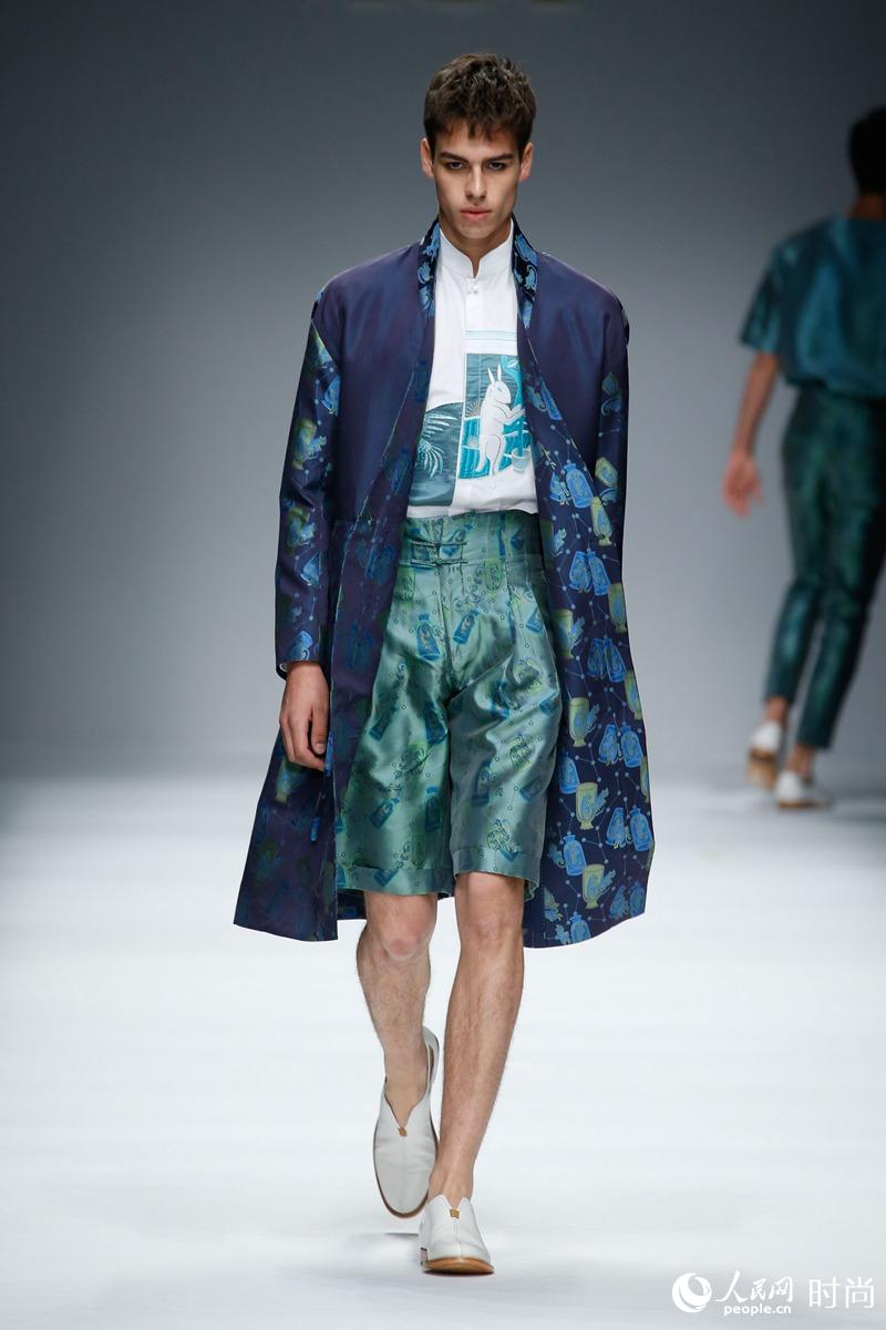 2015年6月23日,中国设计师曾凤飞携2016春夏作品登陆米兰男装周.